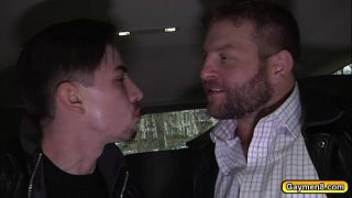 Sexo gay no uber com novinho e o coroa